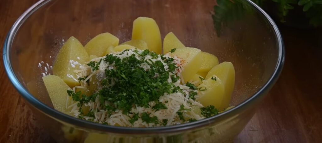 Картопля з сухарями, пармезаном і спеціями