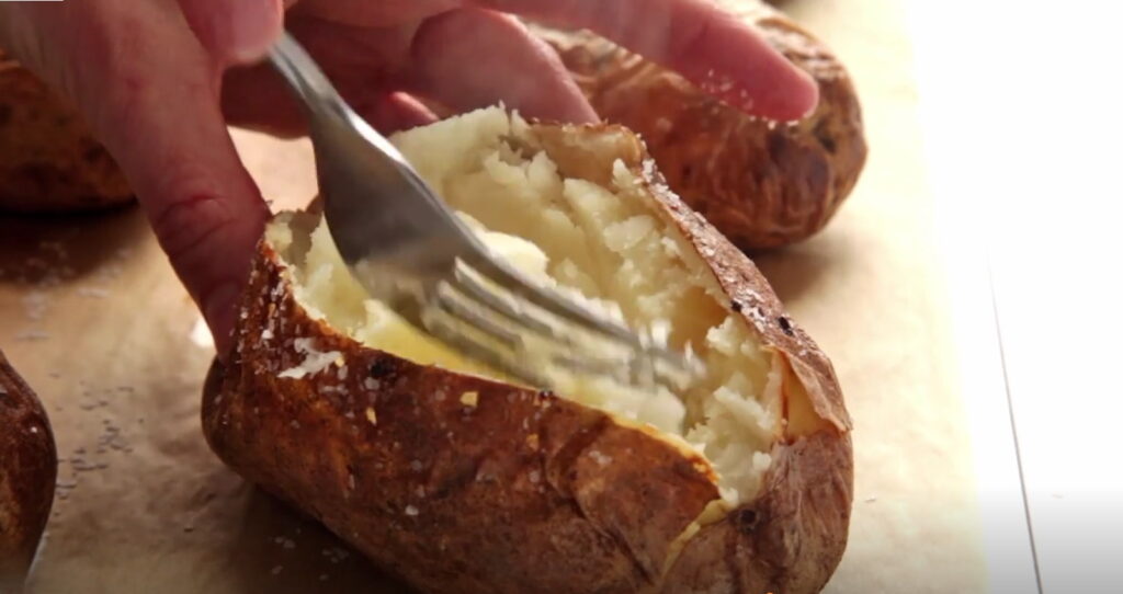 Розрізання печеної картоплі