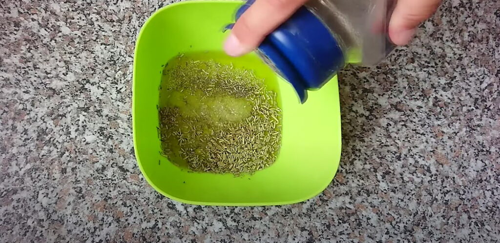 Заправка для картоплі з розмарину, оливкової олії, часнику та перцю