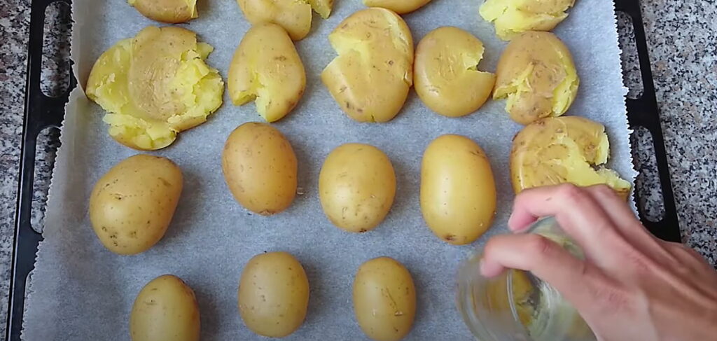 Процес роздавлення картоплі за допомогою склянки