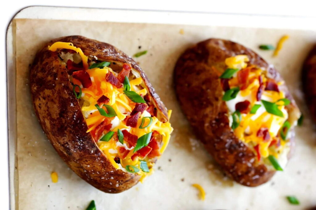 Вигляд готової печеної картоплі з начинкою