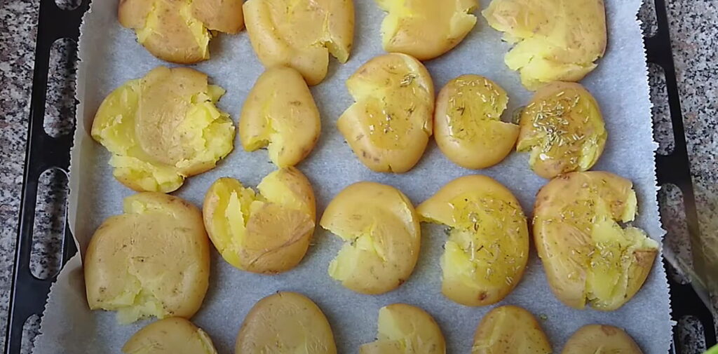 ПОмазування картоплі підготовленим соусом