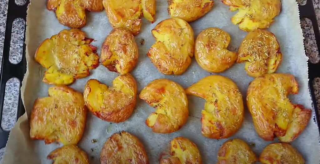 Готова страва картопляних коржиків зі скоринкою