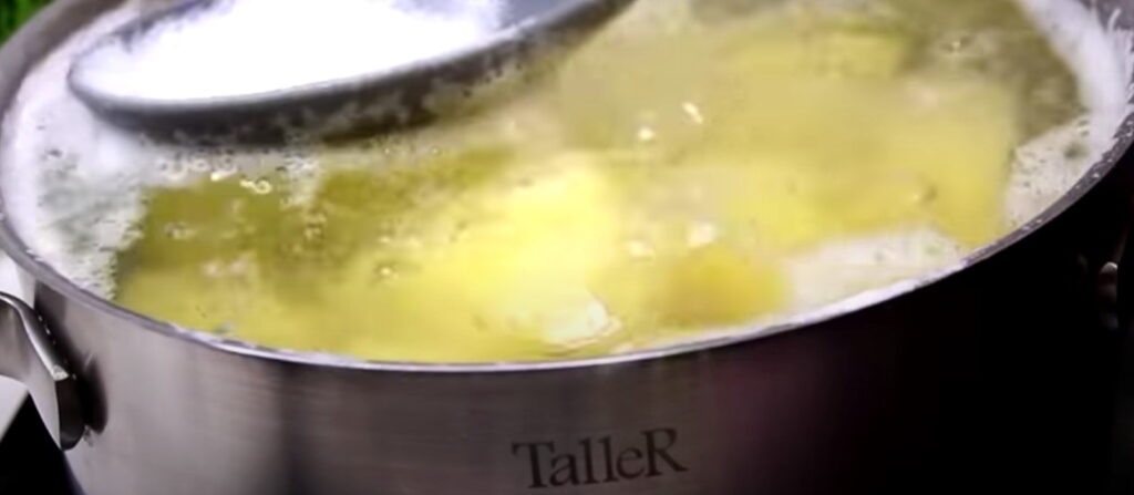 Процес варіння цілої картоплі