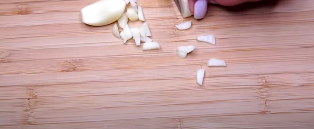 Процес нарізання часнику