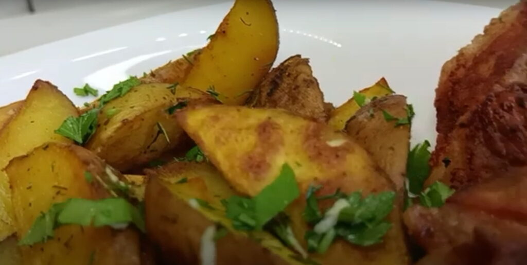 Хрумкі картопляні дольки з часником та зеленню