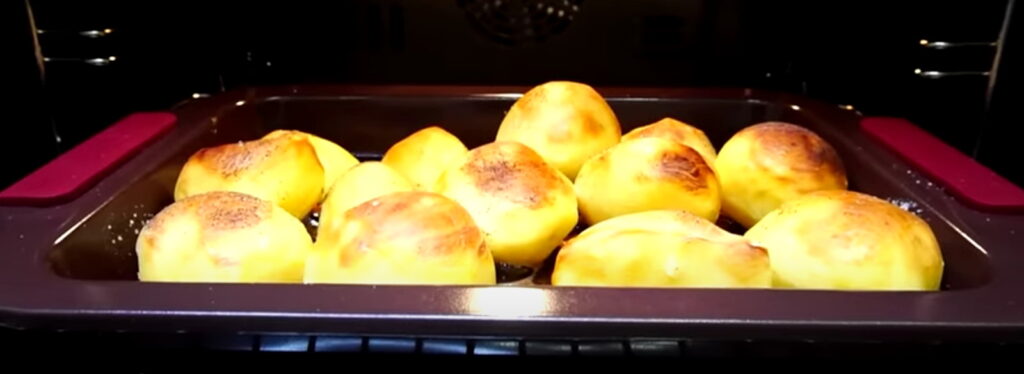 Запечена картопелька зі скоринкою на деку в духовці