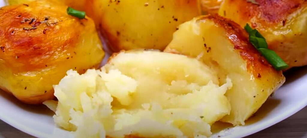 Вигляд готової хрусткої картоплі з ароматними травами