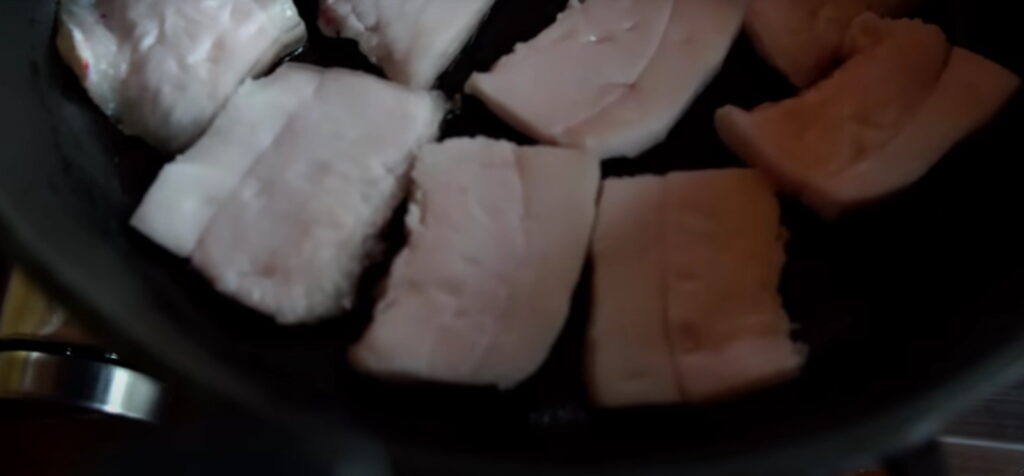 Сало обсмажується на сковорідці