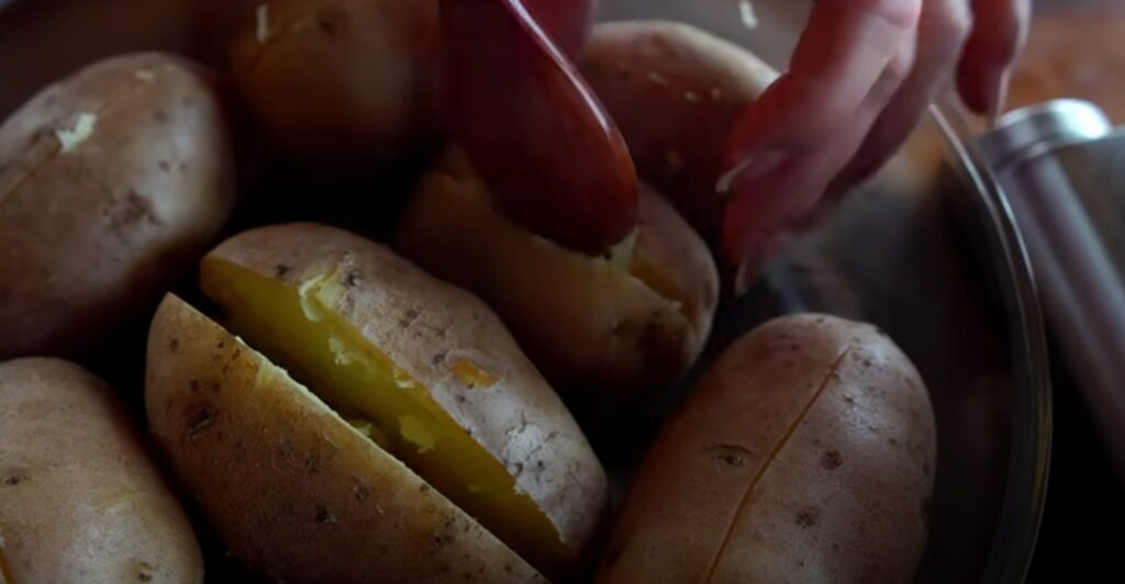 Відварена картопля з глибокими надрізами посередині 