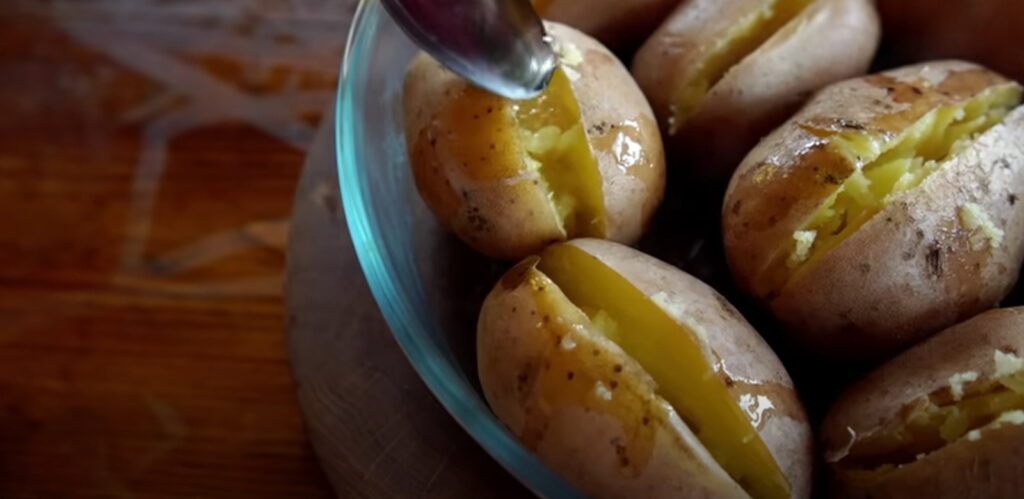 Варена картопля начинена часниковим жиром