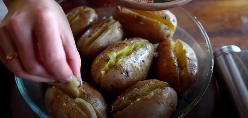 Картопля начинена шкварками з сала і посолена зверху