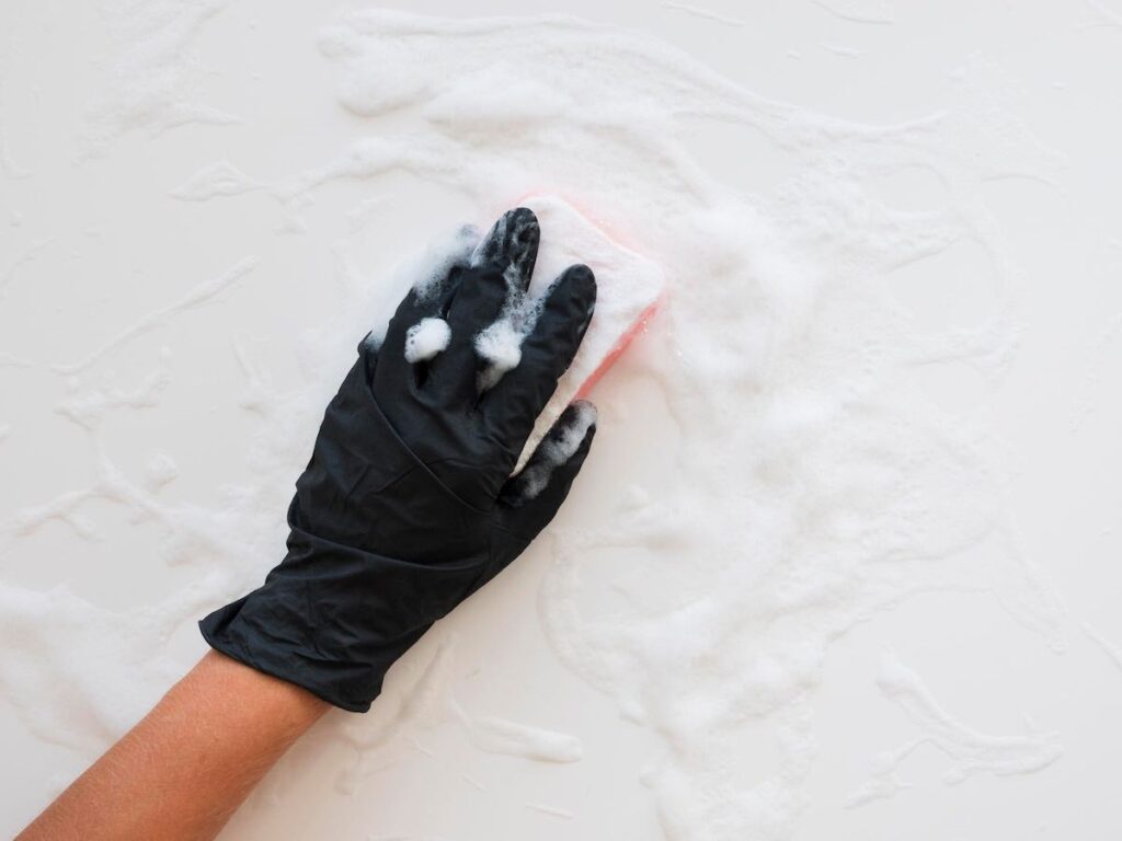 Використання меламінової губки для глибокого очищення білих стін