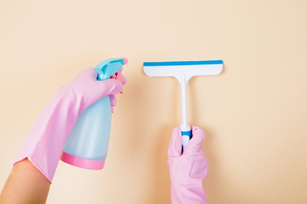 Як почистити білі стіни