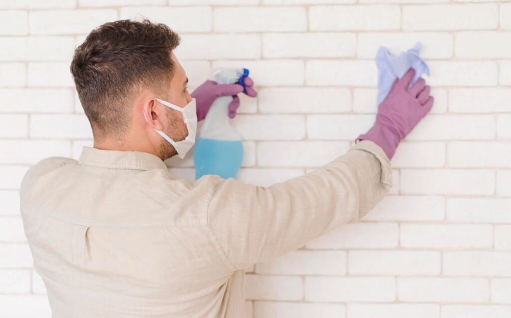 Видалення плям з білих стін