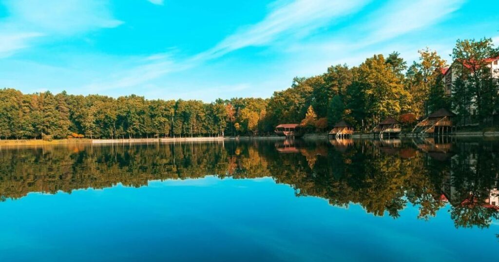 Озера та бази відпочинку біля Львова- База відпочинку “Шервуд”