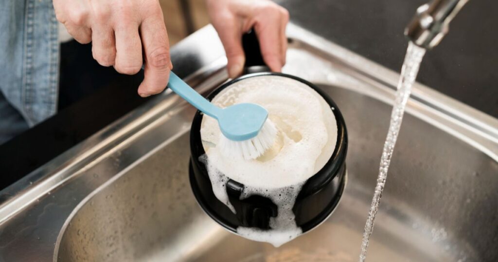 Як відмити сковороду з антипригарним покриттям