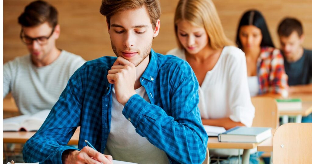 Яка зарплата у викладача в університеті 