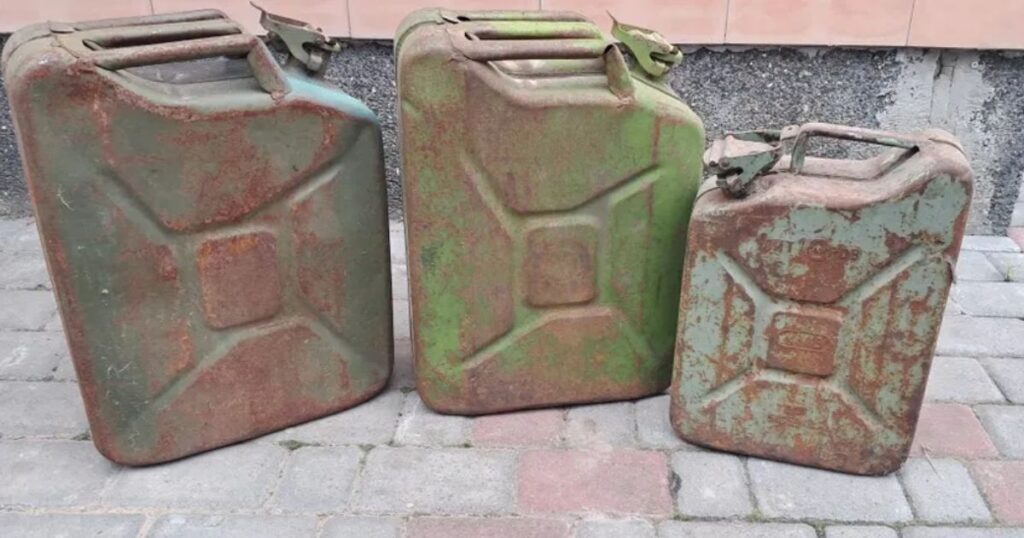 Навіщо автомобільній каністрі 3 ручки