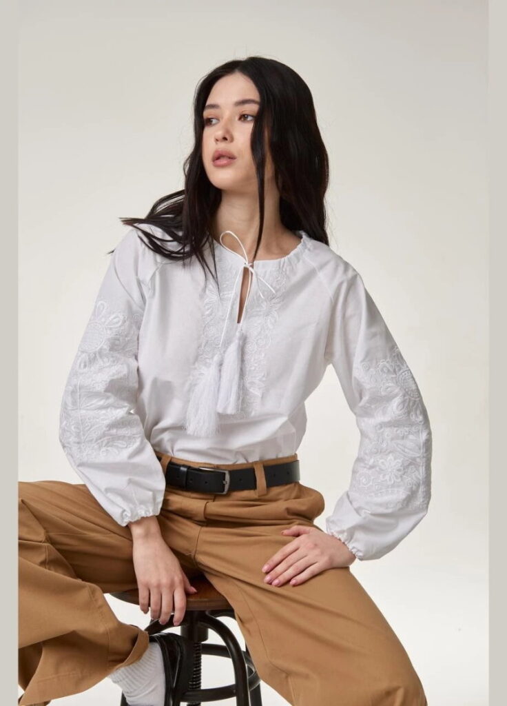 Біла жіноча вишиванка "Орнамент" MEREZHKA стильна та елегантна