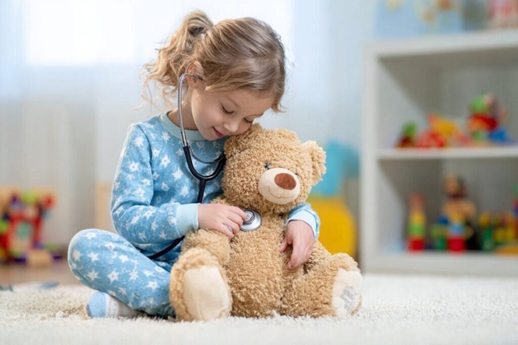 Дівчинка з м’яким ведмедиком “Мій перший пацієнт”