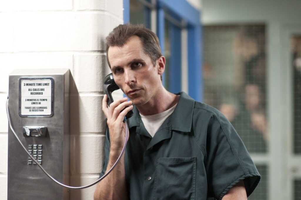 Кадр з фільму Боєць чоловік у в'язничній формі розмовляє по телефону-автомату