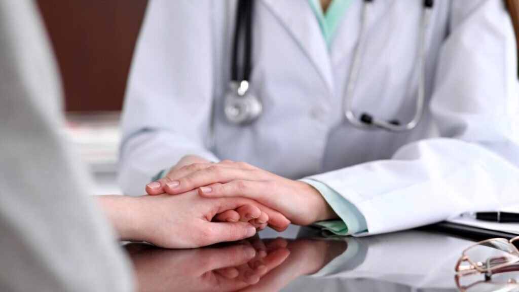 Пацієнт дякує лікарю