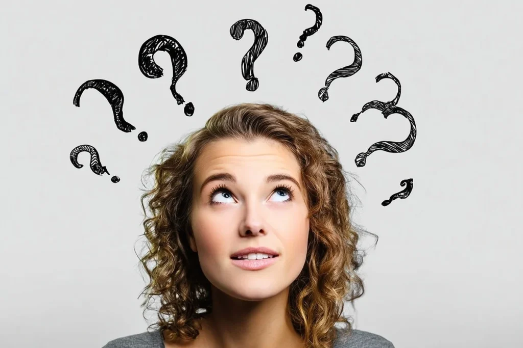 Дівчина з знаками питання над головою