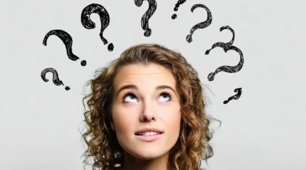 Дівчина з знаками питання над головою