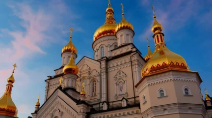 Золоті куполи Почаївської лаври на тлі вечірнього неба