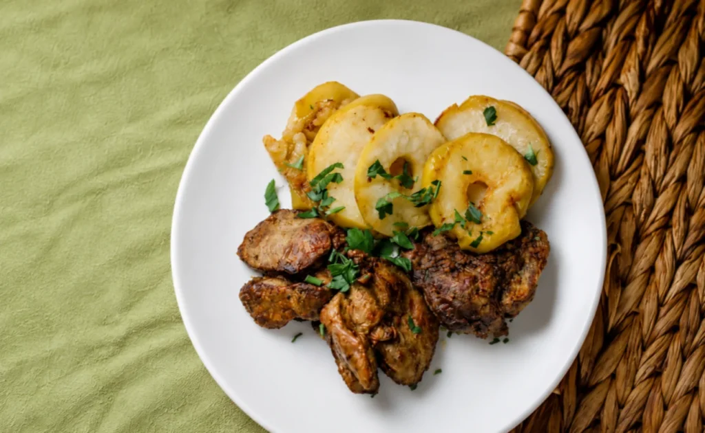 Куряча печінка з карамелізованими яблуками